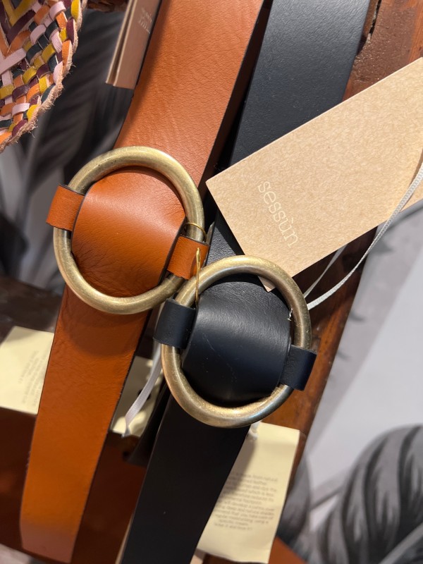 Des ceintures des ceintures des ceintures au shop de Cassis près de marseille