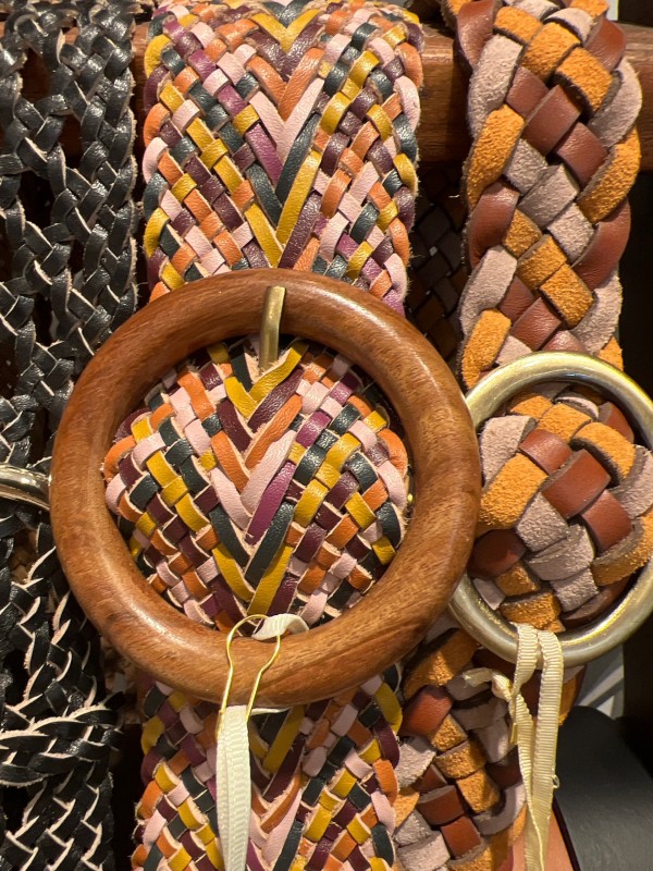 Des ceintures des ceintures des ceintures au shop de Cassis près de marseille