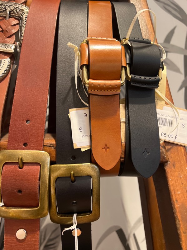 Des ceintures des ceintures des ceintures au shop de Cassis près de marseille